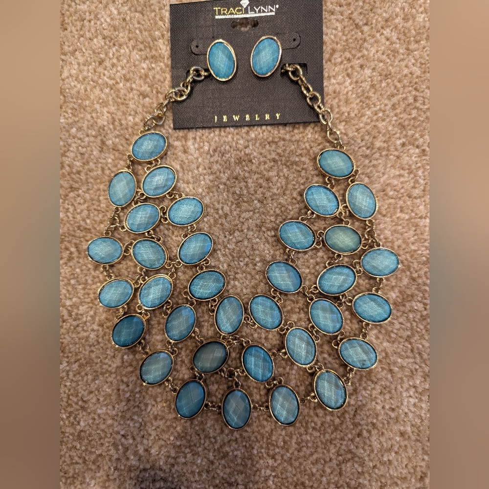 GEM - NWT Traci Lynn Jewelry Blue Crush Bib Statement Necklace & Pierced Earri…